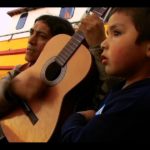 No habra revolucion sin cancion_Mario Tapia cantando con guitara